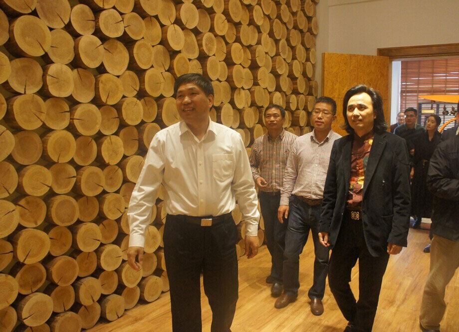 浙江省文化厅金兴盛厅长莅临黄小明木雕艺术馆和个木园1